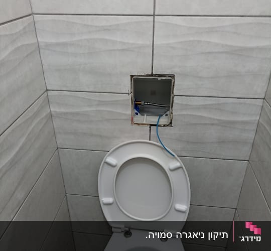 תיקון צנרת מאחורי אסלה בחדר שירותים